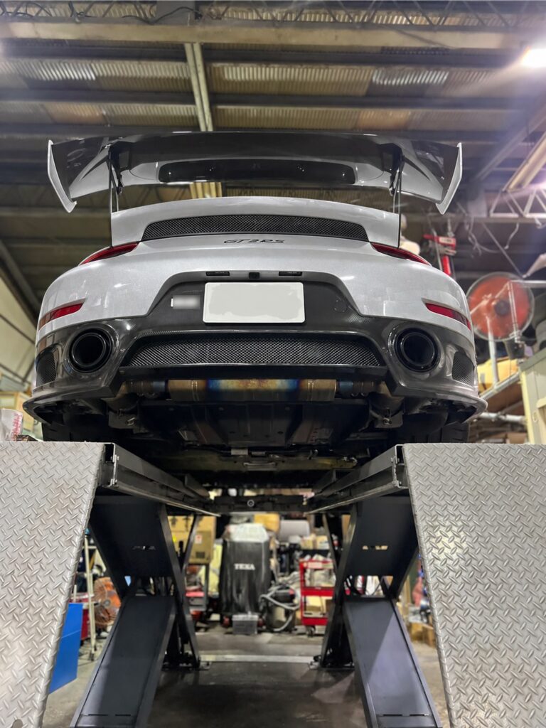 リフトアップ中のGT2RS