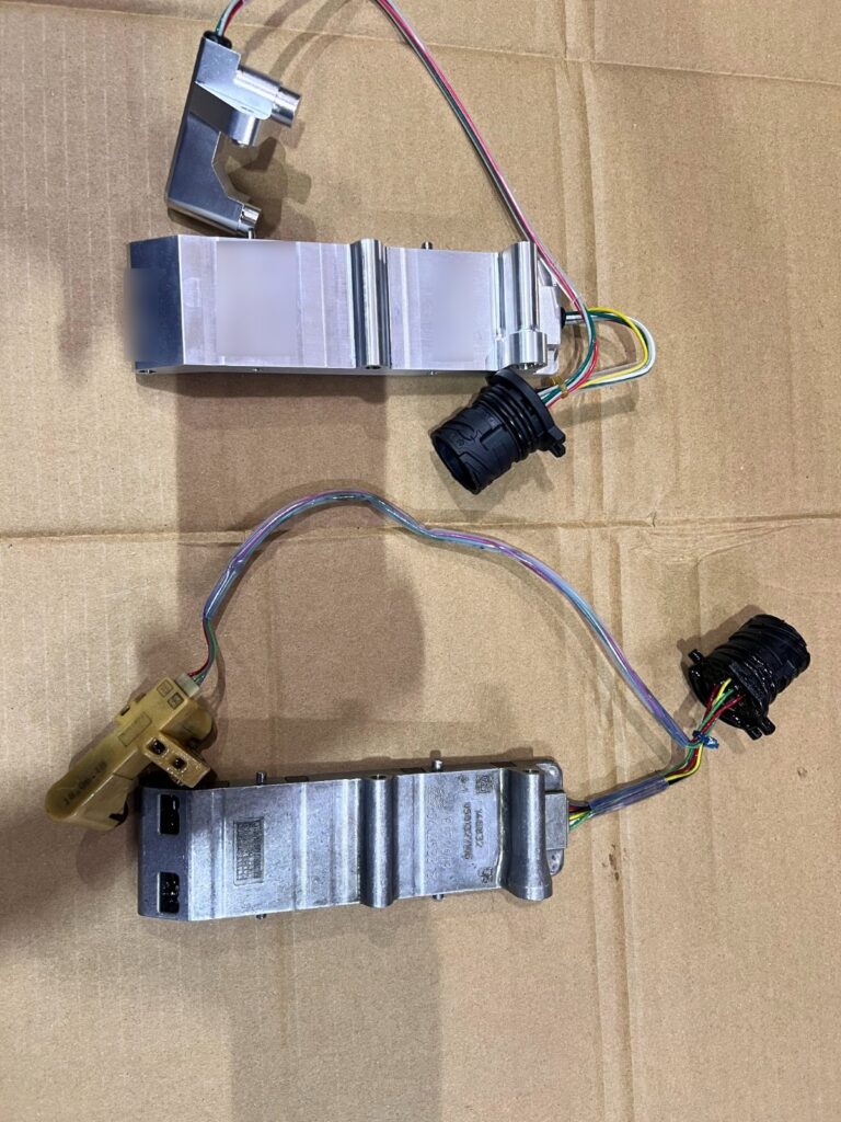PDKギアポジションセンサー 新品（上）と取り外した純正品（下）