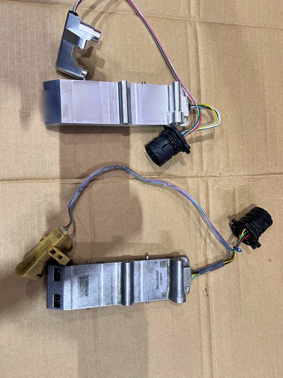PDKギアポジションセンサー 新品（上）と取り外した純正品（下）